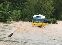 Tài xế xe buýt 'thông chốt' lao vào dòng nước xiết, tiết lộ lý do khó tin