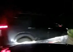 Tạt đầu xe khác để vượt, chiếc SUV lao thẳng xuống ruộng