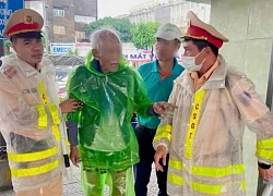 Thấy người đàn ông tím tái trong mưa, Thiếu tá cảnh sát Hà Nội hành động khẩn