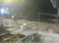Thêm một vụ thanh niên phóng xe máy 'thông chốt' đường sắt, 2 người bị thương