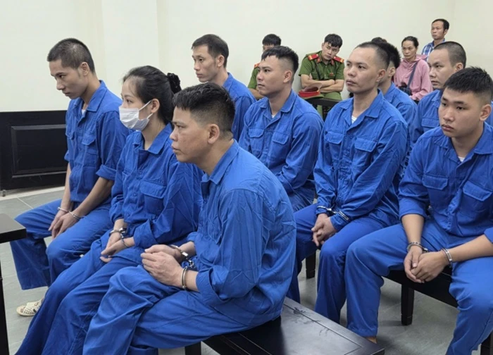 Ba cha con bị phạt hơn 17 năm tù vì màn đánh ghen bằng tuýp sắt và axit