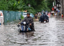 Xe chết máy nằm la liệt trên phố, người Hà Nội 'khóc' trên đường đi làm