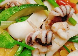 6 mẹo đơn giản giúp xào mực không ra nước, giòn thơm