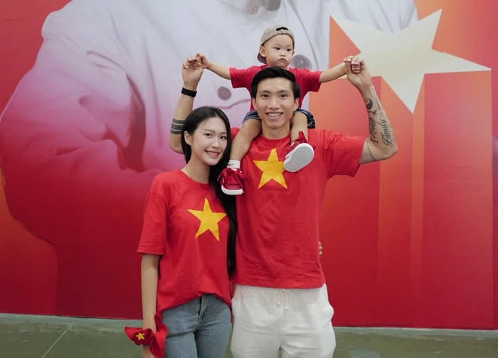 Ảnh yêu nước của dàn sao bóng đá gây sốt: Nhà Văn Hậu - Hải My đẹp đỉnh, Văn Thanh "cực ngọt" bên bạn gái hot girl