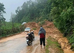 Ba ô tô di chuyển trên quốc lộ bị đất đá sạt lở đè trúng