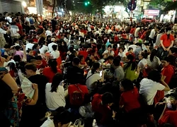 Bỏ cuộc giữa đêm vì không chen nổi vào chỗ xem diễu binh