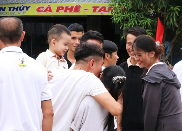 Cái ôm của chàng sinh viên sa chân vào vòng lao lý ngày được đặc xá