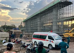 Cần cẩu bất ngờ đổ sập, đè lên 2 người đàn ông ở TPHCM