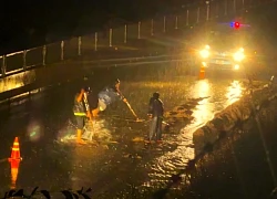 Cát tràn xuống cao tốc Vĩnh Hảo - Phan Thiết trong đêm