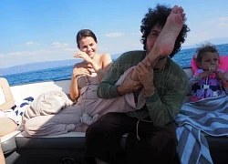 Chồng sắp cưới hôn chân Selena trên du thuyền