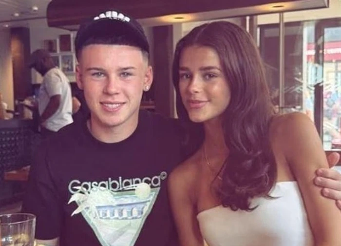 Con trai của Rooney hẹn hò với người mẫu