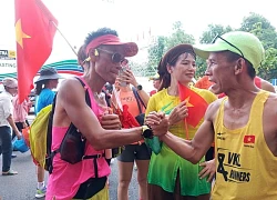 'Dị nhân' Nguyễn Văn Long hoàn thành chạy bộ xuyên Việt mừng Quốc khánh
