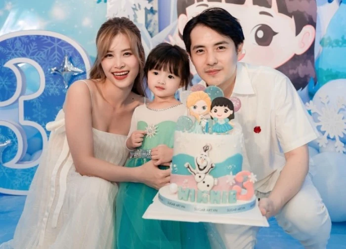 Đông Nhi - Ông Cao Thắng lần đầu đưa con gái Winnie lên sân khấu: Cực phẩm ngoan xinh yêu khiến khán giả mê mẩn!