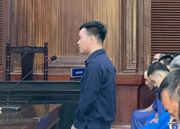 Hầu tòa vì "làm ăn" với 2 thương nhân không rõ lai lịch