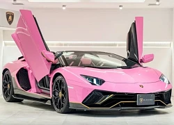 Lamborghini Aventador Ultimae Roadster sở hữu màu sơn hồng chính hãng