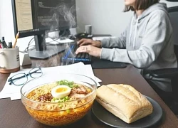 Lối sống vội trong cả bữa ăn, giấc ngủ đang bào mòn sức khỏe người trẻ
