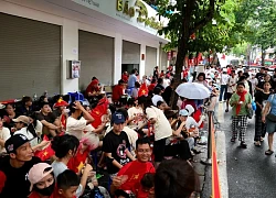 Muôn kiểu giữ chỗ đẹp xem diễu binh: Ôm sách học bài, chia ca về tắm