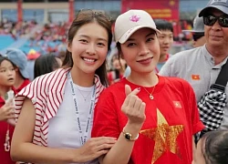 Mỹ Tâm hội ngộ Khả Ngân, gia đình Quyền Linh mặc đồng phục tỏ lòng yêu nước