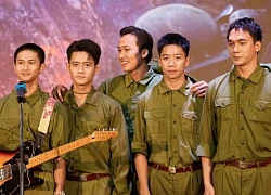 Nam chính Mưa Đỏ bị đồng đội bỏ lại ngay tại sân vận động Mỹ Đình vì có 1 hành động "quá mắc cỡ"