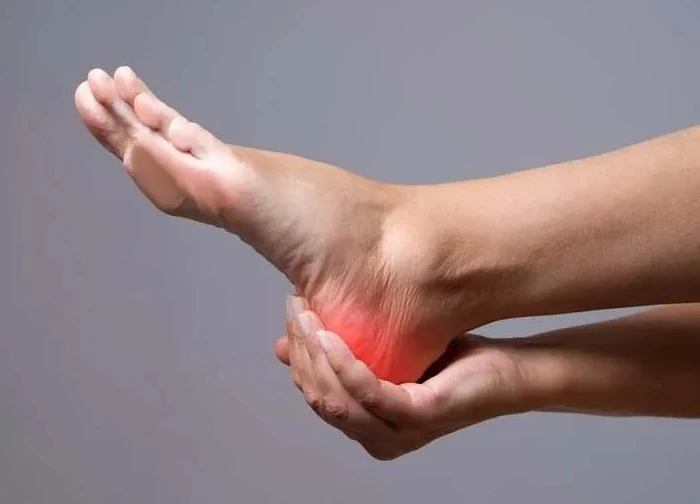 Ngủ dậy đau gót chân phải làm sao?