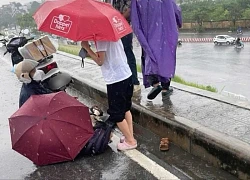 Người phụ nữ đi xe máy một mình nghi bị sét đánh tử vong trên đường đê ở Hà Nội