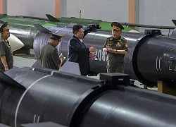 Nhà lãnh đạo Triều Tiên Kim Jong Un thị sát dây chuyền sản xuất tên lửa mới