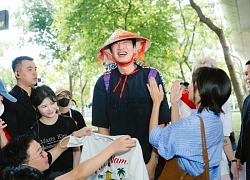 "Sít rịt" trong ngày 2/9: Lee Kwang Soo đổ bộ Tân Sơn Nhất, hào hứng đội nón lá cờ Việt Nam làm fan nức lòng