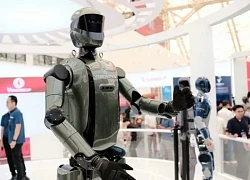 Tận thấy robot hình người của Vingroup đi lại, chào cờ