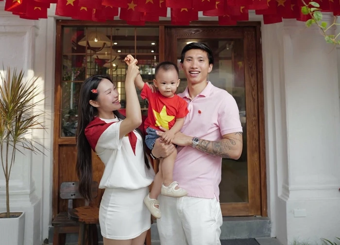 "Team qua đường" gặp Văn Hậu - Hải My check-in ngay trước biệt thự bạc tỷ mới xây, visual "cam thường" gây sốt!
