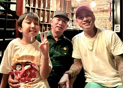 Tuấn Hưng mở cửa nhà phố cổ, đón cựu chiến binh vào nghỉ chờ xem diễu binh