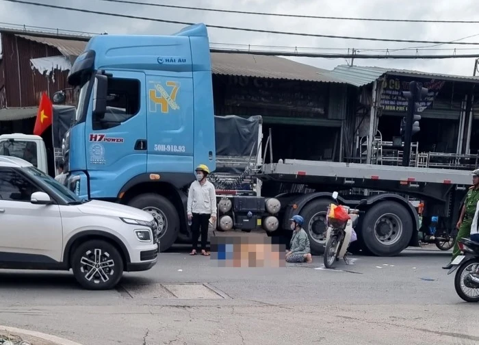 Va chạm xe máy và container, người phụ nữ tử vong, thân nhân ngã quỵ tại hiện trường