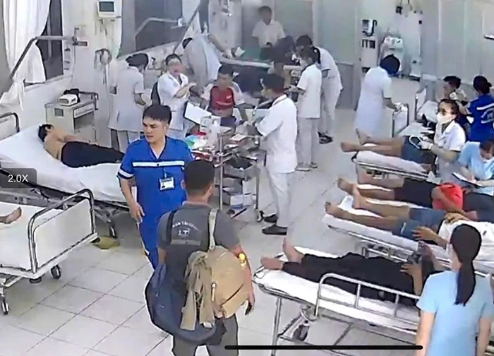 Xe tải va chạm ô tô khách ở Khánh Hòa, 13 người nhập viện cấp cứu