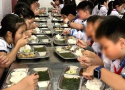 Bị phàn nàn "cắt xén" suất ăn của học sinh, nhà trường mời công an vào cuộc