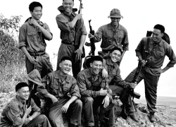 Dàn diễn viên, đạo diễn phim "Mưa đỏ" xúc động tri ân và chia tay khán giả