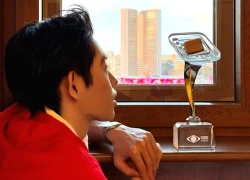 Đức Phúc gặp chuyện gì ở Nga mà phải lên xe cảnh sát?
