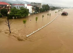 Giữa mưa lũ, cô gái xa quê thức trắng đêm, căng thẳng chờ tin gia đình ở Lào Cai
