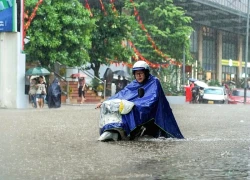Hà Nội vẫn mưa như trút cả ngày, người dân chèo 'thuyền xốp' giữa biển nước