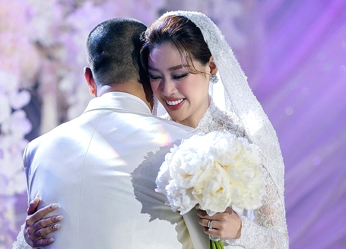 Hoa hậu Việt lấy chồng hơn 17 tuổi đã có con riêng, lộ thái độ thật ngay tại đám cưới