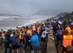 Kè biển sạt lở trước giờ bão số 10 đổ bộ, hàng trăm người dầm mưa bốc đá gia cố