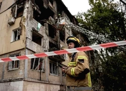 Mảnh tên lửa làm hư hại tòa nhà Đại sứ quán Ba Lan khi Nga tấn công Kiev