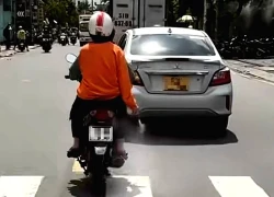 Người phụ nữ ngồi trên xe máy rải bột lạ xuống đường ở TPHCM
