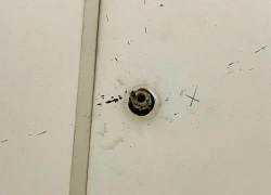 Vòi nước chữa cháy làm bằng chất liệu gì mà trẻ con ném dép hỏng được?