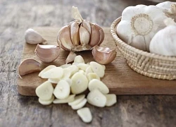 Ăn nhiều tỏi, hành có gây hôi nách?