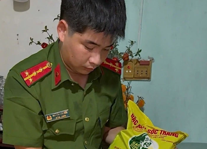 Bắt giữ cơ sở buôn báo gạo giả thương hiệu ST25 ông Cua