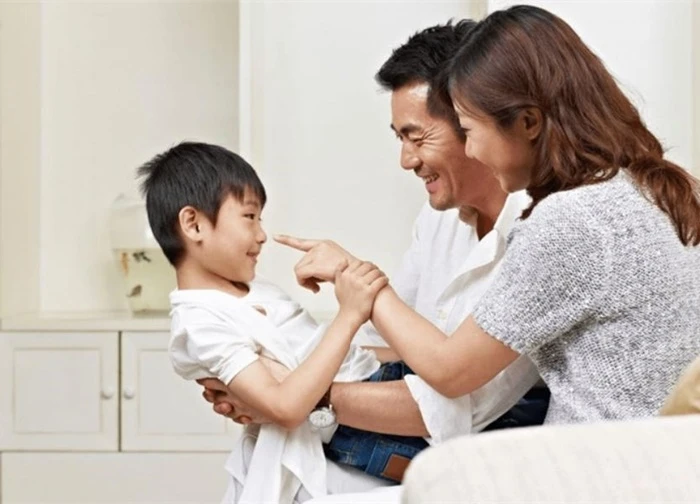 Bỏ bê con ruột để chăm con chồng, tôi bật khóc khi thấy một mẩu giấy