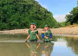 Chiến sĩ biên phòng lội suối vào bản, cõng học sinh đi khai giảng