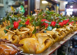Chợ 'nhà giàu' Hà Nội ngày Rằm tháng 7: Gà ngậm hoa hồng giá nửa triệu đồng một con