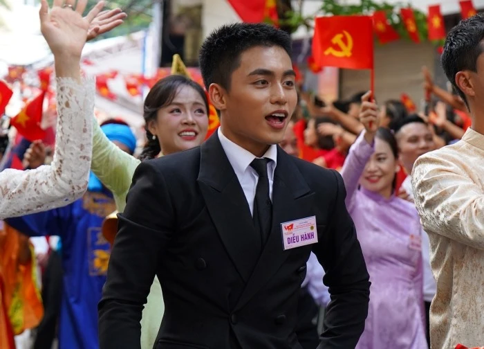 Chuyến xe "ồn" nhất A80: Hội sao Việt tưng bừng mở mini concert quốc gia, MONO "nhạc nào cũng nhảy"