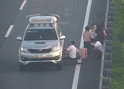 Dừng ô tô trên đường cao tốc để thay lốp, tài xế bị phạt 13 triệu đồng