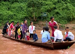 Xã miền núi Nghệ An huy động xe tải đưa học sinh vượt suối dự lễ khai giảng